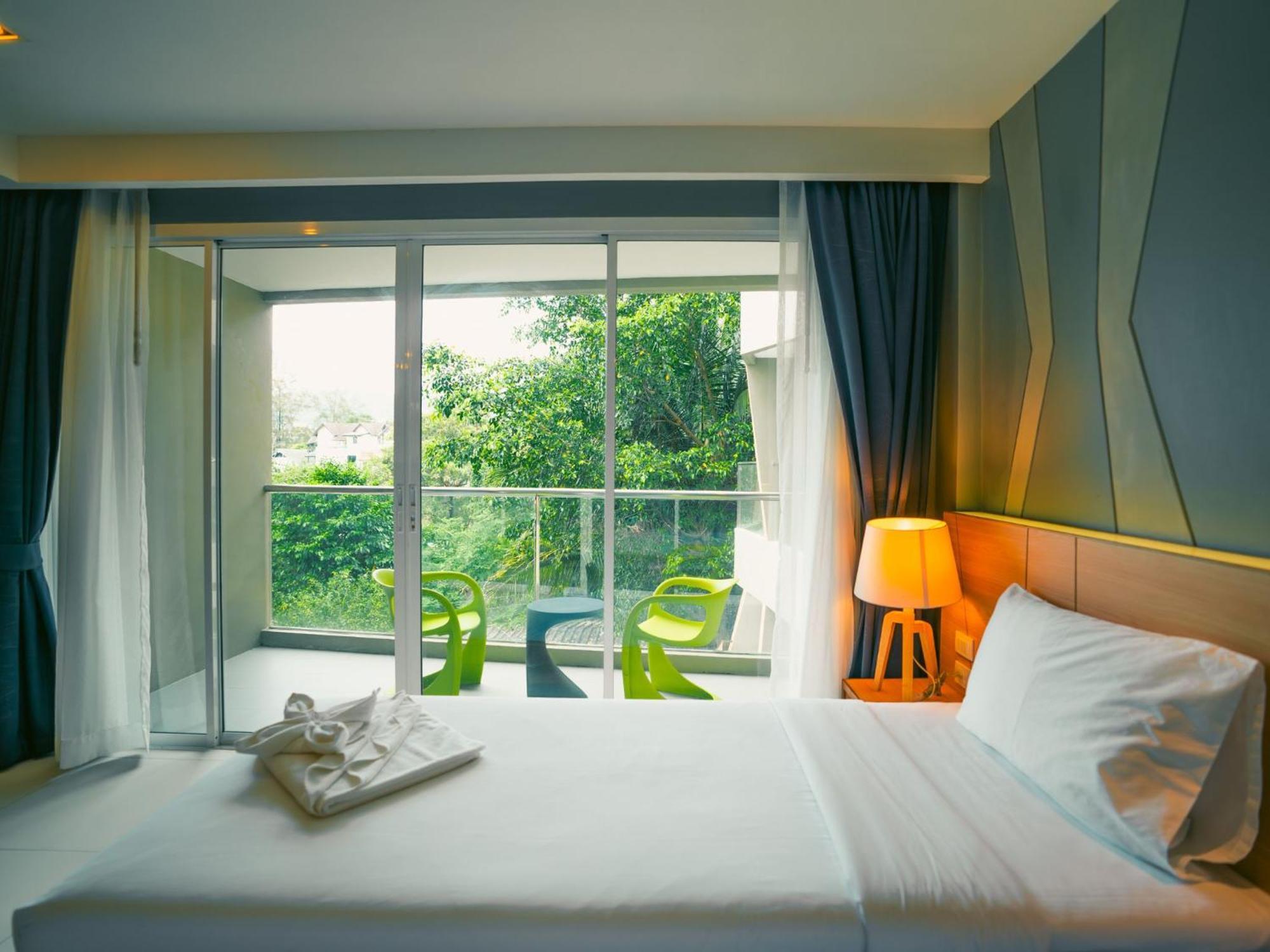 Mad Monkey Phuket Hostel Patong Exterior photo