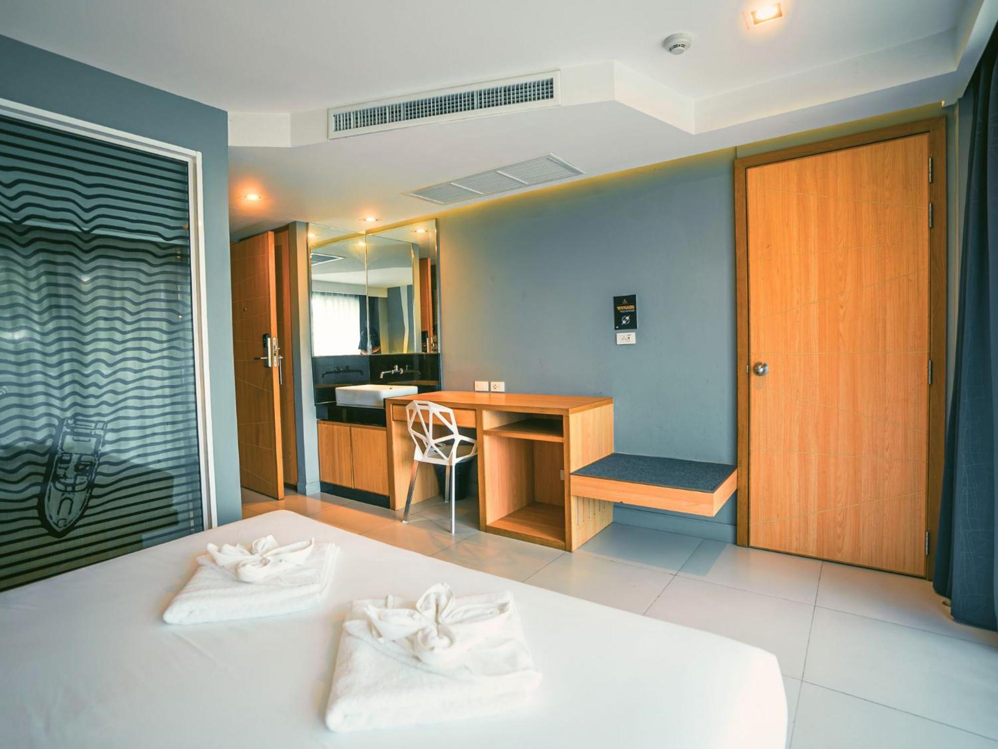 Mad Monkey Phuket Hostel Patong Exterior photo