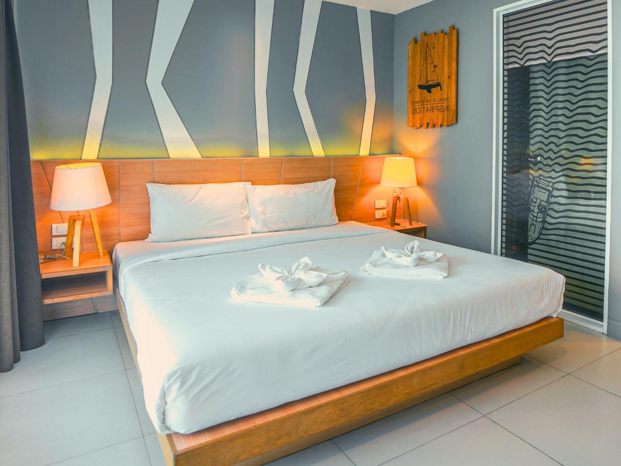 Mad Monkey Phuket Hostel Patong Exterior photo